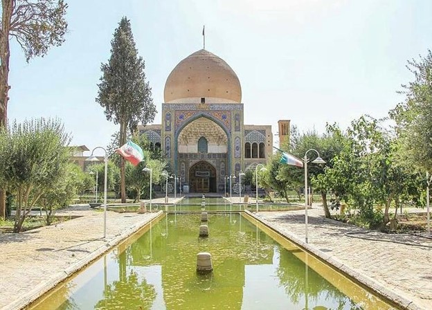 مسجد آقا بزرگ-مکان های مذهبی